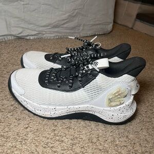 Curry 3Z7
Unisex Basketball Shoes